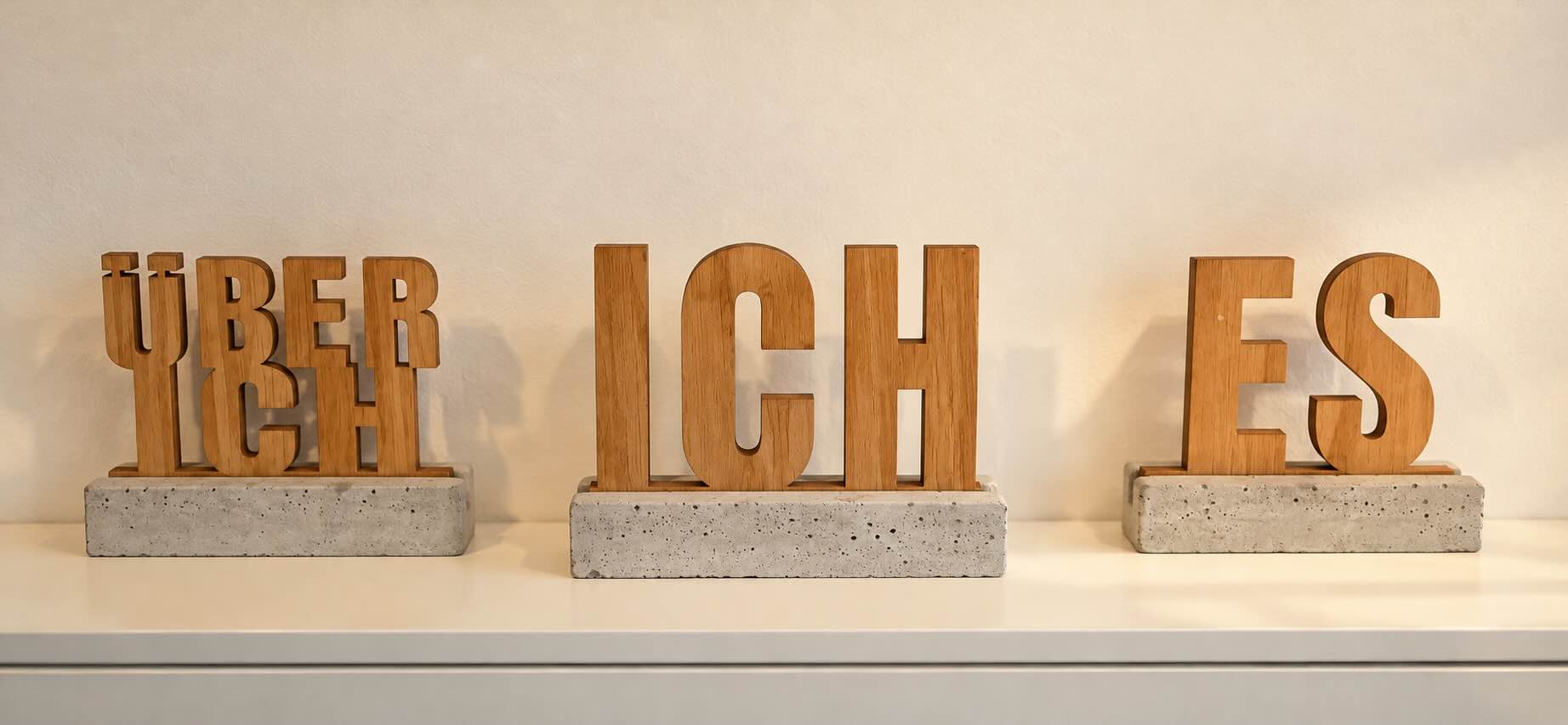 Holzbuchstaben als Erklärung für die Psychologie mit dem Wort „ICH“, "Es" und "ÜBERICH" dem Strukturmodell von Sigmund Freud auf einem Regal in der psychotherapeutischen Privatpraxis Dr. Jungclaussen in Düsseldorf-Vennhausen.