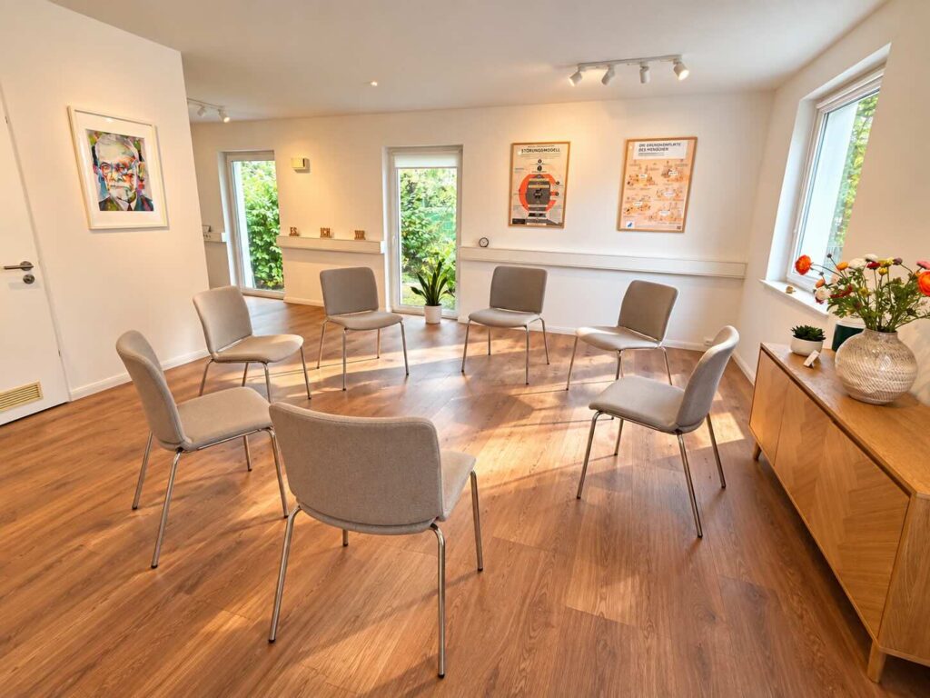 STuhlkreis (Optimiert) red Ein schöner heller frisch renovierter Gruppentherapieraum für Gruppenpsychotherapie in Düsseldorf