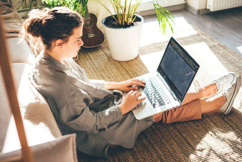 Junge Patientin sitzt vor Rechner bei Online-Therapie, Praxis Jungclaussen